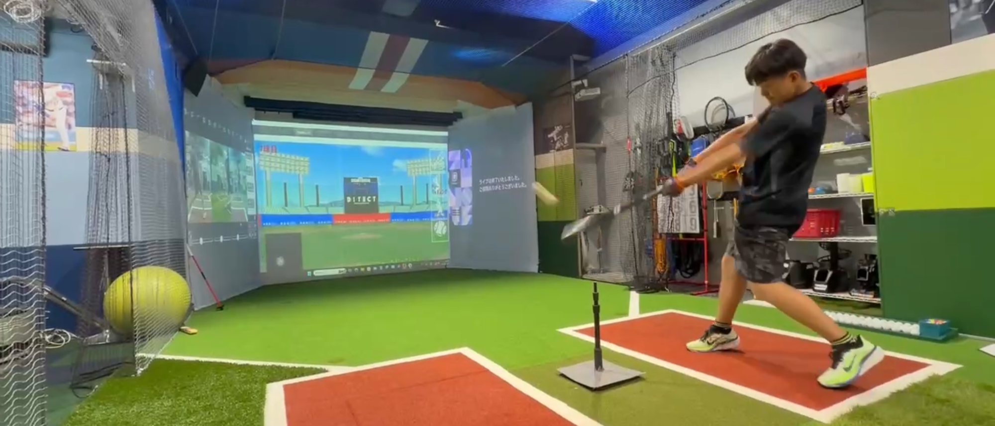シミュレーター前でバッティングするインパクトの瞬間
