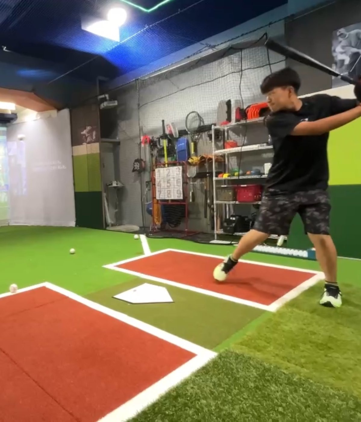 ティーバッティングで打撃練習をする様子