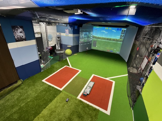 人工芝とシミュレーターを備えた屋内練習エリア